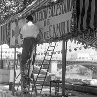 15. Montaje de la caseta de la Asociación Salesiana de Padres de Familia. 1969. © ICAS-SAHP, Fototeca Municipal, archivo Gelán.