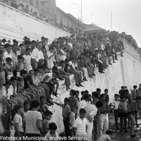 16. Gran expectación en la orilla de la calle Betis para presenciar la cucaña y los juegos en el río. 1968. ©ICAS-SAHP, Fototeca Municipal, archivo Serrano.