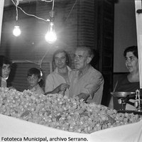 18. La tradición manda comprar un cartucho de avellanas verdes. Década de 1970. © ICAS-SAHP, Fototeca Municipal., archivo Serrano.