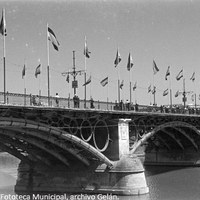 19. Puente de Isabel II a punto para los días de la Velá. En estos años el puente se engalanaba desde el 16 de julio con motivo de la procesión fluvial de la Virgen del Carmen. 1969. © ICAS-SAHP, Fototeca Municipal, archivo Gelán.