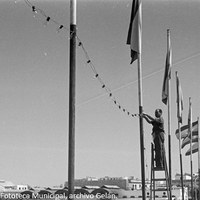 20. Banderas españolas y guirnaldas de bombillas en el Puente de Triana. Preparativos en el Puente de Triana. 1969. © ICAS-SAHP, Fototeca Municipal, archivo Gelán.