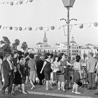 22. A la caída de la tarde, el puente se convierte más que nunca en la pasarela hacia el barrio de Triana. 1965. ©ICAS-SAHP, Fototeca Municipal, archivo Gelán.