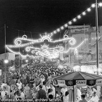 24. Calle Betis iluminada para la noche. Década de 1970 ©ICAS-SAHP, Fototeca Municipal, archivo Serafín.