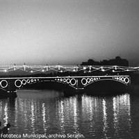 25. El Puente de Triana, otro de los símbolos de la Velá, reflejado en el Guadalquivir. Década de 1970.  ©ICAS-SAHP, Fototeca Municipal, archivo Serafín.