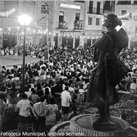 26. Escenario en la plaza del Altozano, al que asiste por primera vez la escultura del pasmo de Triana, Juan Belmonte. 1973. ©ICAS-SAHP, Fototeca Municipal, archivo Serrano.