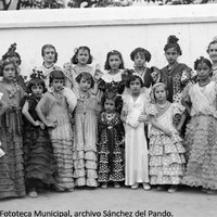 27. Aspirantes a la elección de “Miss Triana 1935”. Las chicas debían tener una edad comprendida entre los seis y los doce años. 1935. ©ICAS-SAHP, Fototeca Municipal, archivo Sánchez del Pando.