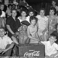 28. Familia y amigos se reúnen en torno a una nevera de bebida refrescante en la barcaza durante las  competiciones en el río. 1969 	©ICAS_SAHP. Fototeca Municipal, archivo Gelán.