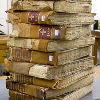 Libros del Padrón Municipal de Habitantes  de Sevilla. 1877 y 1882. Estado en que se encontraban las encuadernaciones cuando entraron en el taller. Se puede apreciar el estado de los lomos y la caja. ©ICAS-SAHP, Dpto. Reprografía