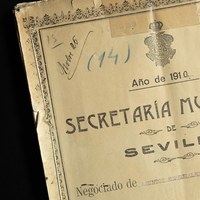 Intervención en expediente (1910) con documentación suelta. Se ha realizado una costura denominada paso de toro que le aporta solidez para permitir la manipulación. ©ICAS-SAHP, Dpto. Reprografía