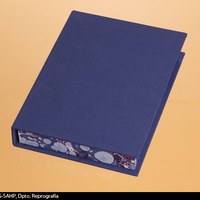 Caja solander para la guarda de un ejemplar deteriorado. Se utiliza para ejemplares que presentan deterioro y se hace imposible su encuadernación. Está realizada con cartón compacto, y forrada con papel pintado a mano de gotas azules y el exterior en tela azul de encuadernación. ©ICAS-SAHP, Dpto. Reprografía