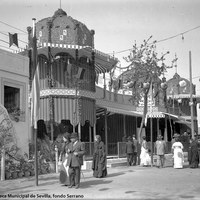 Caseta municipal instalada en el real del Prado de San Sebastián en 1913. Su rango queda manifiesto en su estructura y adornos.