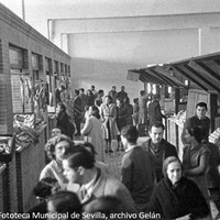 4. Mercado de abastos de la barriada de La Barzola (barriada Virgen de los Reyes). Fachada principal en calle Manuel Villalobos y lateral en calle Abuyacub. 17 de febrero de 1951 ©ICAS-SAHP, Fototeca Municipal de Sevilla, archivo Gelán