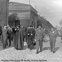 22. Visita del cardenal Pedro Segura a la fábrica de manufacturas de corcho Armstrong, Cork y Cía. 1940 ca. ©ICAS-SAHP, Fototeca Municipal de Sevilla, archivo Serrano