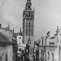 1. Calle Mateos Gago  y Giralda a fines del siglo XIX. Reproducción. ©ICAS-SAHP, Fototeca Municipal de Sevilla, fondo Serrano