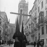 6. Cruz de Guía de la Hermandad de Santa Cruz por la calle Mateos Gago. ca. 1940  ©ICAS-SAHP, Fototeca Municipal de Sevilla, fondo Serrano