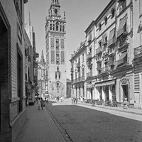 7. Calle Mateos Gago hacia la plaza Virgen de los Reyes. A la derecha, el célebre Bar Giralda. ca. 1953  ©ICAS-SAHP, Fototeca Municipal de Sevilla, fondo Serrano