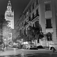 8. Calle Mateos Gago. Una pancarta recuerda la celebración del Día del Seminario. Marzo de 1962 ©ICAS-SAHP, Fototeca Municipal de Sevilla, fondo Manuel de Arcos