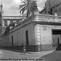 9. Calle Mateos Gago esquina con calle Mesón del Moro en los días previos al inicio de las obras de ensanche. A la derecha, el grupo escolar San Isidoro. Septiembre de 1964 ©ICAS-SAHP, Fototeca Municipal de Sevilla, fondo Serrano