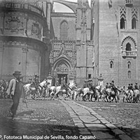 12. Desfile de tropas a caballo por la plaza Virgen de los Reyes ante la Puerta de Palos de la Catedral. 1893 ©ICAS-SAHP, Fototeca Municipal de Sevilla, fondo Caparró