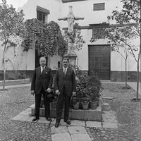 15. Los hermanos Joaquín y Serafín Álvarez Quintero en la plaza de Santa Marta. 1929 ©ICAS-SAHP, Fototeca Municipal de Sevilla, fondo Serrano