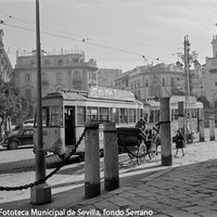 17. Plaza Virgen de los Reyes. Tranvía en dirección a la calle Placentines. ca. 1958  ©ICAS-SAHP, Fototeca Municipal de Sevilla, fondo Serrano