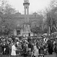 22. Festividad de la Inmaculada. Concentración ante el monumento en la plaza del Triunfo. 1968 ©ICAS-SAHP, Fototeca Municipal de Sevilla, fondo Gelán