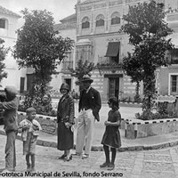 25. Los actores norteamericanos Douglas Fairbanks y Mary Pickford de turismo en la plaza de Doña Elvira. 1924 ©ICAS-SAHP, Fototeca Municipal de Sevilla, fondo Serrano