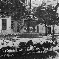 28. Plaza de Santa Cruz. La Cruz de la Cerrajería durante la nevada de 1954. ©ICAS-SAHP, Fototeca Municipal de Sevilla, fondo Serrano