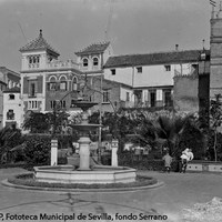 29. Plaza de Alfaro. Tras la demolición parcial de la muralla, entre 1911 y 1915, quedó abierta a los Jardines de Murillo. 1926 ca. ©ICAS-SAHP, Fototeca Municipal de Sevilla, fondo Serrano