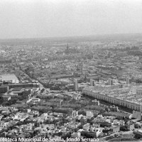 04. Barrio León, 1962. Vista general delimitada por la avenida de Alvar Núñez y la actual avenida de Coria. A la izquierda las cocheras de los tranvías y el Asilo de la Fundación Carrere. En el centro, la plaza de San Martin de Porres, las viviendas sociales construidas en 1937 y a la derecha, el solar que ocupaba el cine de verano San Gonzalo.   ©ICAS-SAHP. Fototeca Municipal de Sevilla, fondo Serrano