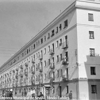 16. Avenida de Alvar Núñez en la Barriada del Tardón, 1961. En la esquina con la calle Lorenzo Leal, la única calle que atraviesa la barriada, ofrece una original perspectiva de la zona con una incipiente arboleda y exenta de tráfico rodado. Al fondo la plaza San Martín de Porres.  ©ICAS-SAHP. Fototeca Municipal de Sevilla, fondo Cubiles