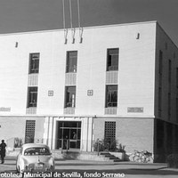 19. Ambulatorio médico Amante Laffón, 1960-1964. Junto al mercado de San Gonzalo y para atender a la demanda de la población de la zona, se inaugura el 23 octubre de 1964 el nuevo ambulatorio en la Plaza de San Martín de Porres en el solar del conocido humorísticamente como Hotel Guitarra.  ©ICAS-SAHP. Fototeca Municipal de Sevilla, fondo Serrano