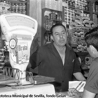 29. Vecinos comerciantes en el Barrio León. 1966.   ©ICAS-SAHP. Fototeca Municipal de Sevilla, fondo Gelán