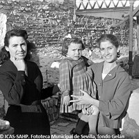 30.Vecinas de La Dársena. 1957.   ©ICAS-SAHP. Fototeca Municipal de Sevilla, fondo Gelán