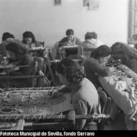 Taller de los herederos de Elena Caro. Bordados de las caídas del palio de la Virgen de la Angustia que serían estrenados en la Semana Santa de 1950. 1949-50 ©ICAS-SAHP, Fototeca Municipal de Sevilla, fondo Serrano