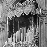 Salida de la Virgen de la Angustia con el estreno de las caídas de las bambalinas del palio. A la derecha, se observa uno de los primitivos faroles que adornaron el paso del Cristo de la Buena Muerte en la década de los años 20. 1950 ©ICAS-SAHP, Fototeca Municipal de Sevilla, fondo Serrano