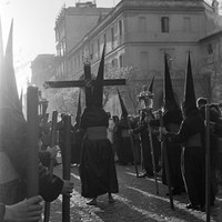 Paso de la cofradía por la calle Laraña. Al fondo el desaparecido colegio de los Jesuitas (ubicado en el Palacio de los Villasís) antes de su traslado a las actuales instalaciones de la avenida de Eduardo Dato. 1950 ©ICAS-SAHP, Fototeca Municipal de Sevilla, fondo Cubiles