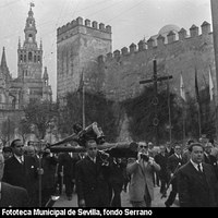 Traslado del Cristo de la Buena Muerte a la Fábrica de Tabacos con motivo del acto institucional de recepción de la nueva Universidad. Paso de la comitiva por la plaza del Triunfo. 4 de abril de 1954 ©ICAS-SAHP, Fototeca Municipal de Sevilla, fondo Serrano