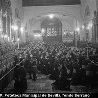 Los pasos de la Hermandad de Los Estudiantes en el interior de la iglesia de la Anunciación. La cofradía no pudo hacer estación de penitencia a causa de la lluvia. Al fondo aparecen los titulares de la Hermandad de San Benito que tuvo que refugiarse en la iglesia universitaria de camino a la Catedral. 1956 ©ICAS-SAHP, Fototeca Municipal de Sevilla, fondo Serrano