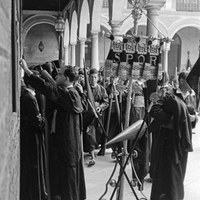 Nazarenos del tramo del Senatus en las galerías interiores del patio universitario de la calle Laraña. 1962 ©ICAS-SAHP, Fototeca Municipal de Sevilla, fondo Serrano