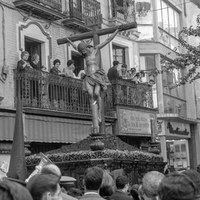 El Cristo de la Buena Muerte por la Plaza del Salvador procedente de la calle Cuna para incorporarse al cortejo del Santo Entierro Grande de 1965. ©ICAS-SAHP, Fototeca Municipal de Sevilla, fondo Cubiles