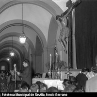 Santa Misión General. Jornada en la Facultad de Ciencias en la Fábrica de Tabacos presidido por el Cristo de la Buena Muerte de la Hermandad de Los Estudiantes. Al término de la Santa Misa, regresaría al centro misional instalado en la caseta del Labradores. 3 de febrero de 1965 ©ICAS-SAHP, Fototeca Municipal de Sevilla, fondo Serrano