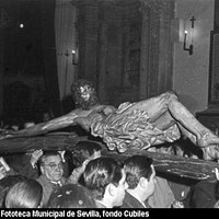 Traslado del Cristo de la Buena Muerte de la Hermandad de Los Estudiantes a la nueva capilla de la Universidad. 26 de noviembre de 1966 ©ICAS-SAHP, Fototeca Municipal de Sevilla, fondo Cubiles