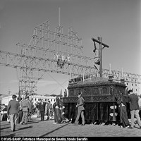 Paso del Cristo de la Buena Muerte bajo la estructura metálica de la portada de Feria de Abril en la glorieta de Don Juan de Austria. 1967 ©ICAS-SAHP, Fototeca Municipal de Sevilla, fondo Serafín