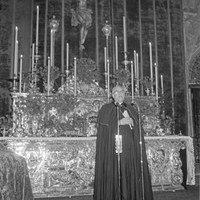 Primer Quinario del Cristo de la Buena Muerte de la Hermandad de Los Estudiantes celebrado en la nave del trascoro de la Catedral oficiado por monseñor José María Cirarda Lachiondo, obispo coadjutor. Los quinarios en la catedral se celebrarían de 1972 a 1982. ©ICAS-SAHP, Fototeca Municipal de Sevilla, fondo Gelán