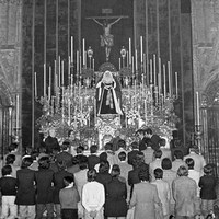 Celebración del Quinario del año del 50 aniversario de la Hermandad. Jura de nuevos hermanos ante el Santísimo Cristo de la Buena Muerte y la Virgen de la Angustia en la nave del trascoro de la Catedral. 1974 ©ICAS-SAHP, Fototeca Municipal de Sevilla, fondo Serrano