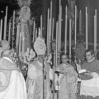 Traslado de los titulares de la Hermandad de Los Estudiantes a la iglesia de la Anunciación con motivo del 50 aniversario de la fundación de la Hermandad. Función principal en el altar mayor oficiada por el cardenal José María Bueno Monreal. 12 de noviembre de 1974 ©ICAS-SAHP, Fototeca Municipal de Sevilla, fondo Cubiles