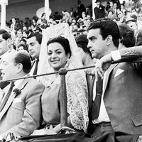 Lola Flores y su marido, Antonio González, en la barrera de la Real Maestranza. 1962  ©ICAS-SAHP, Fototeca Municipal de Sevilla, fondo Cubiles