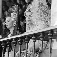 Jacqueline Kennedy, viuda del presidente de EEUU, en un palco de la Real Maestranza acompañada de la duquesa de Alba y la condesa de Romanones. 1966 ©ICAS-SAHP, Fototeca Municipal de Sevilla, fondo Gelán