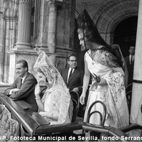 Los Príncipes de España, Juan Carlos y Sofía en la Plaza de la Real Maestranza. 1968 ©ICAS-SAHP, Fototeca Municipal de Sevilla, fondo Serrano